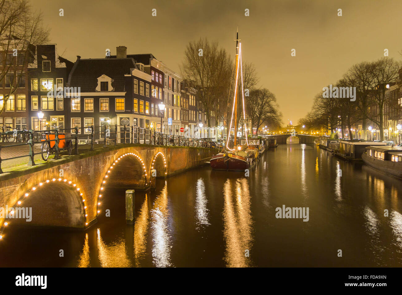 Amsterdam canal e il ponte di notte Foto Stock
