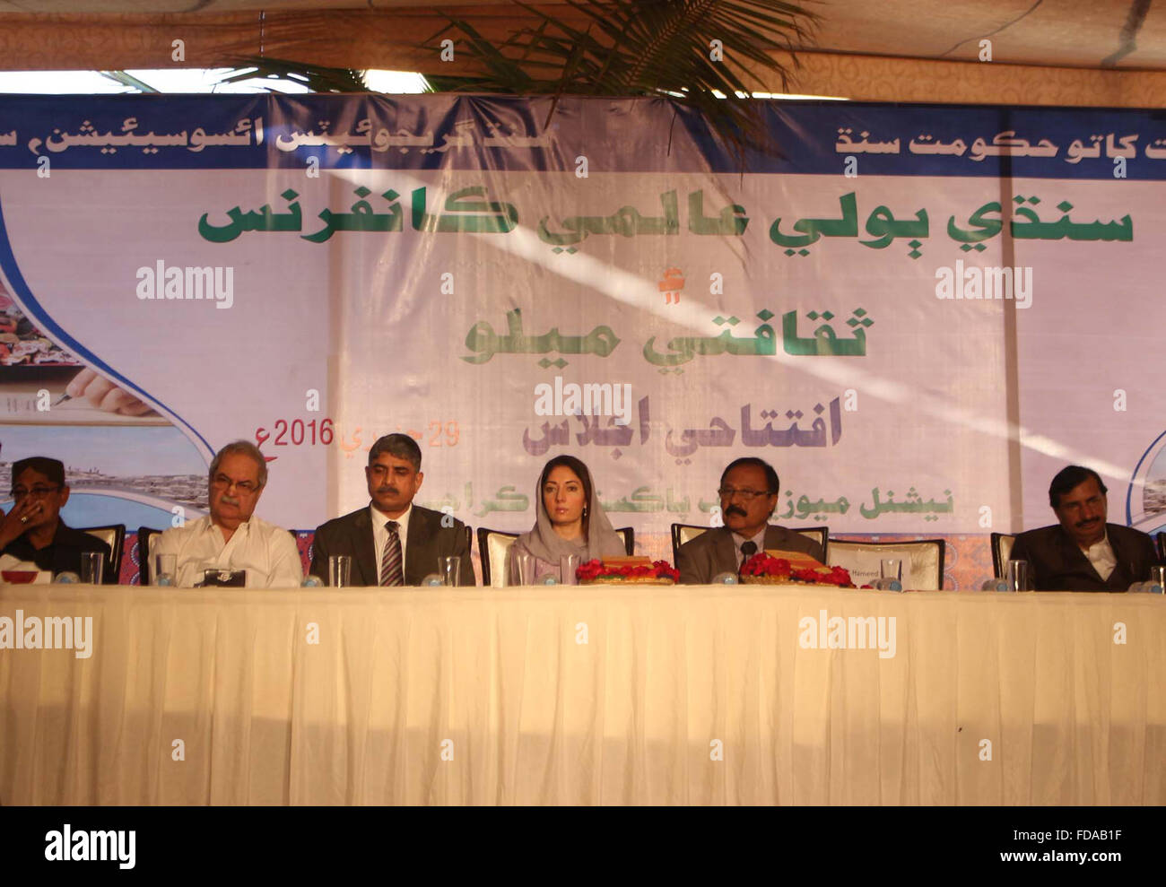 Consigliere culturale al Chief Minister Sindh, Sharmila Farooqi presiedere la cerimonia di inaugurazione di Sindh festival culturali tenutosi presso il Museo Nazionale a Karachi il Venerdì, 29 gennaio 2016. Foto Stock
