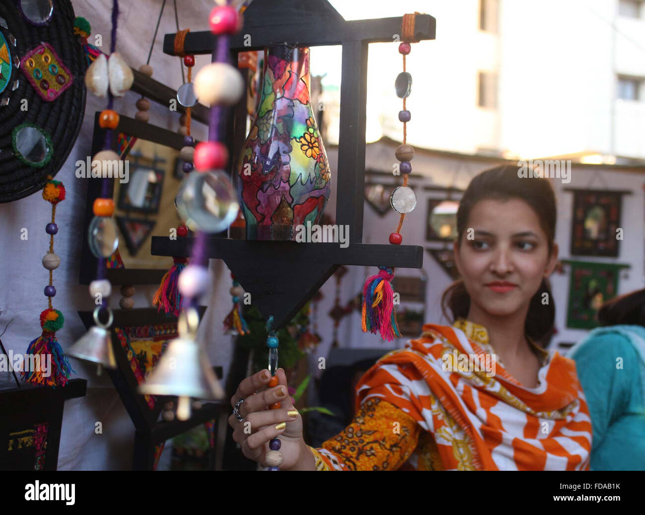 Signora tenendo vivo interesse in manufatti durante il Sindh festival culturali tenutosi presso il Museo Nazionale a Karachi il Venerdì, 29 gennaio 2016. Foto Stock