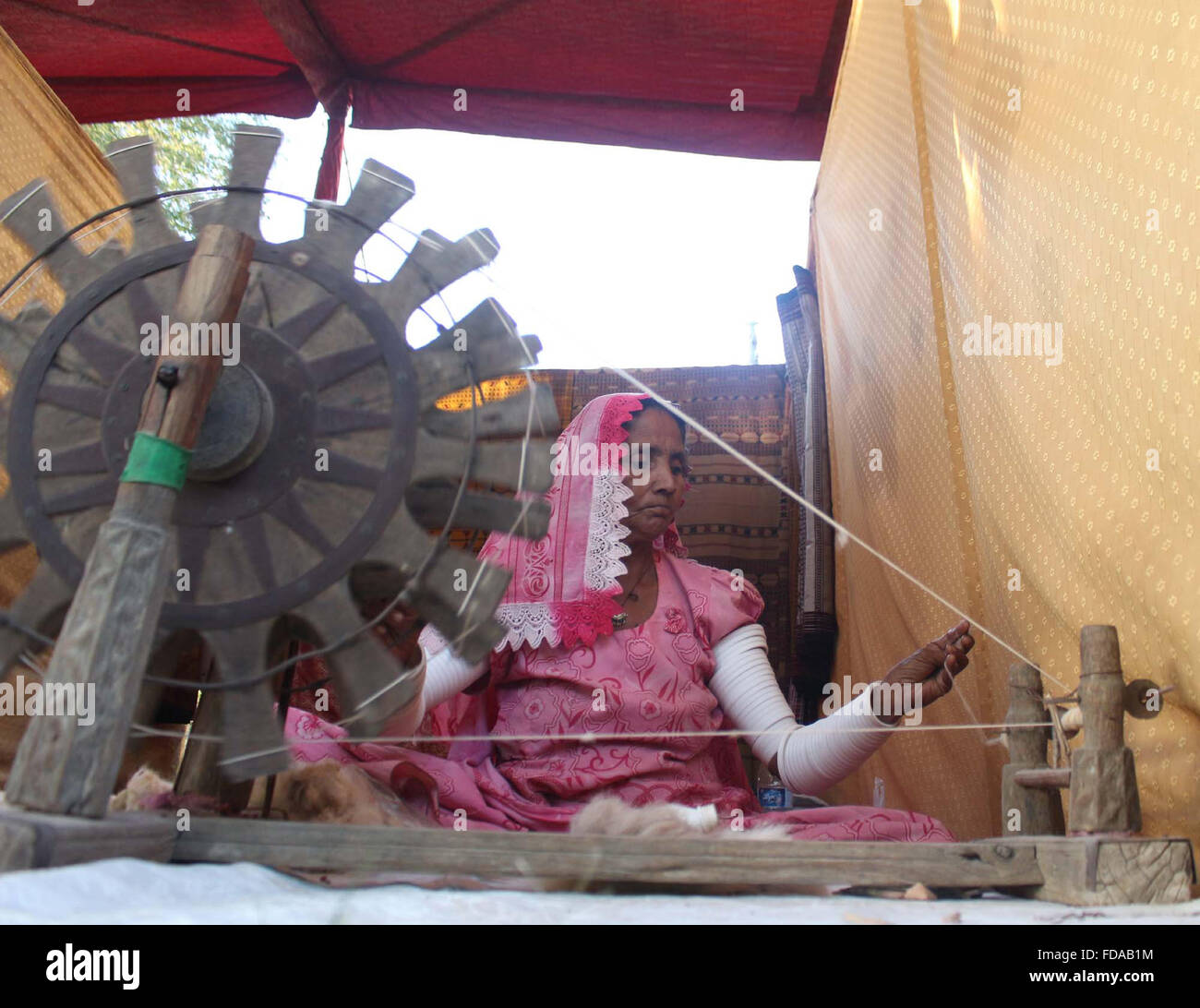 Signora occupato in maglia panno durante Sindh festival culturali tenutosi presso il Museo Nazionale a Karachi il Venerdì, 29 gennaio 2016. Foto Stock