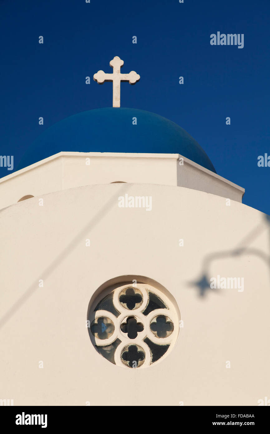 Tradizionali di Santorini a cupola blu chiesa. Foto Stock