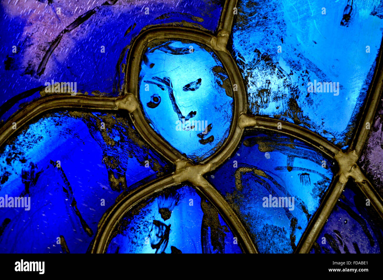 Tudeley, Tonbridge, Kent, Regno Unito. Chiesa di tutti i Santi. Vetrate di Marc Chagall - angel. Dettaglio mostrante piombo " è venuto' ... Foto Stock