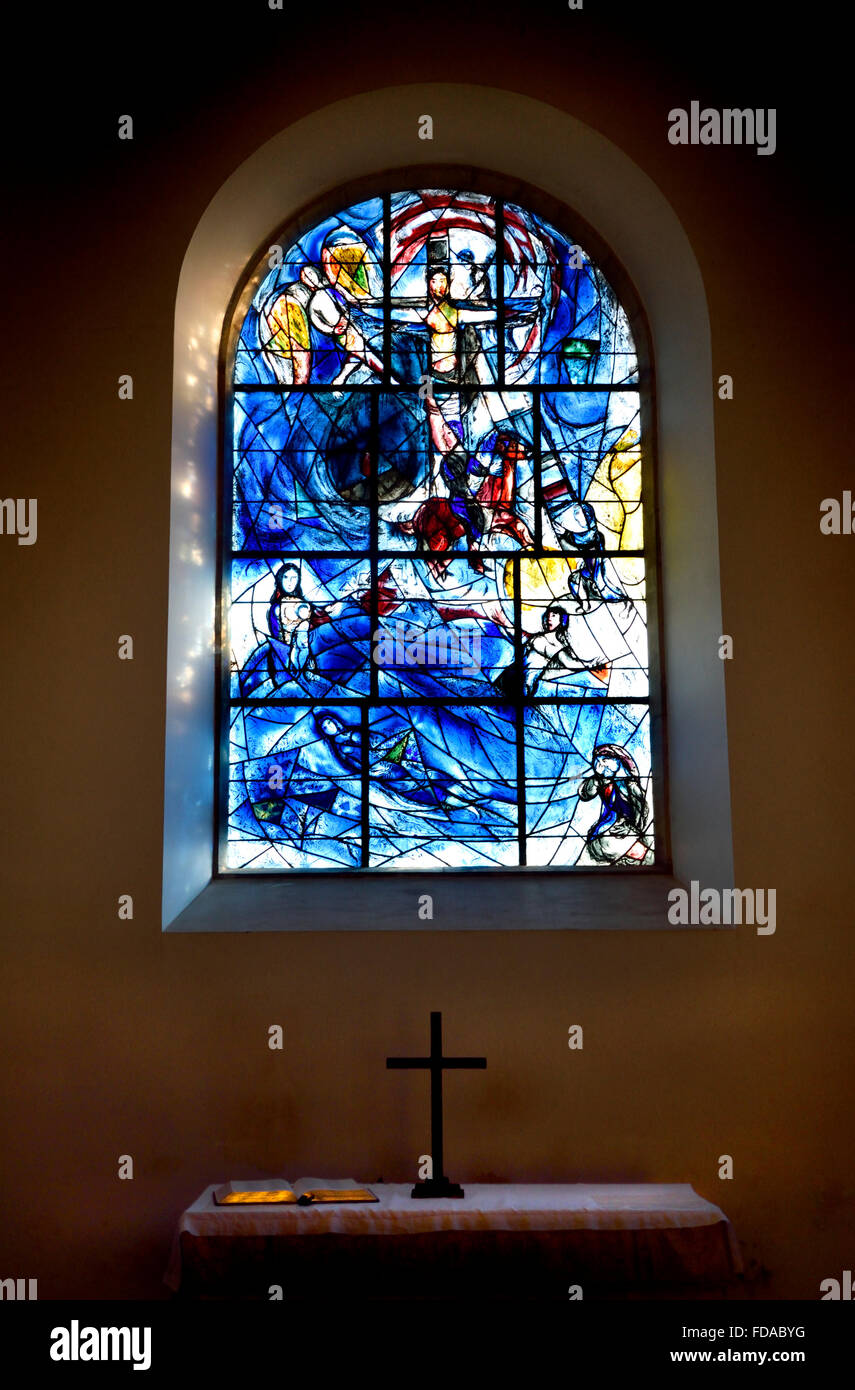 Tudeley, Tonbridge, Kent, Regno Unito. Chiesa di tutti i Santi. Vetrate di Marc Chagall in memoria di Sarah d'Avigdor Goldsmid,... Foto Stock