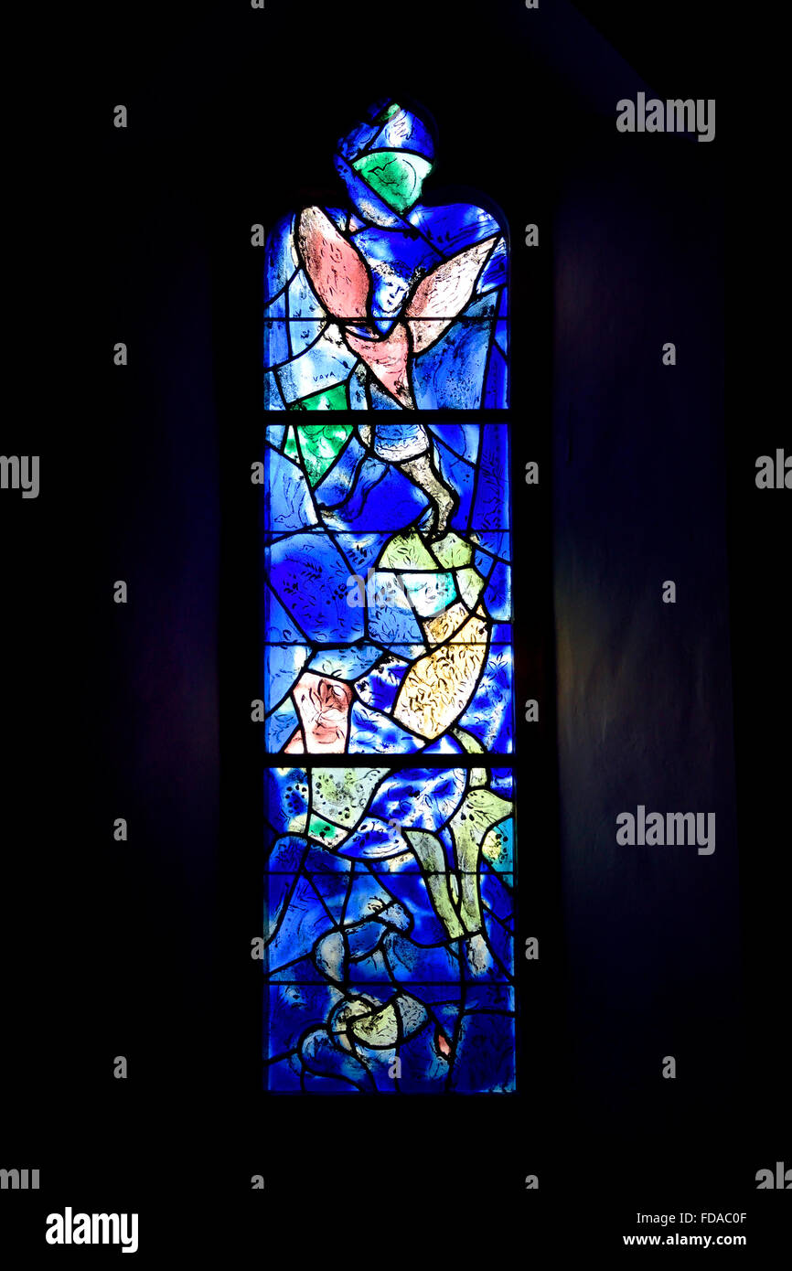 Tudeley, Tonbridge, Kent, Regno Unito. Chiesa di tutti i Santi. Vetrate di Marc Chagall - Angelo Foto Stock