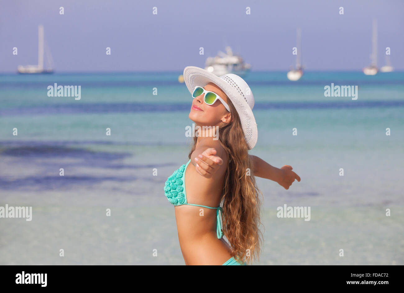 Felice donna sana sulla spiaggia vacanze a Mallorca Foto Stock