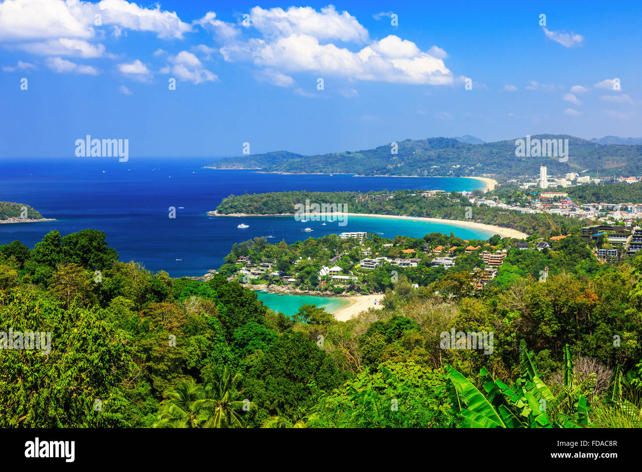 Thailandia Phuket. Punto di vista di Kata Noi, Karon Beach e Spiaggia di Patong. Foto Stock