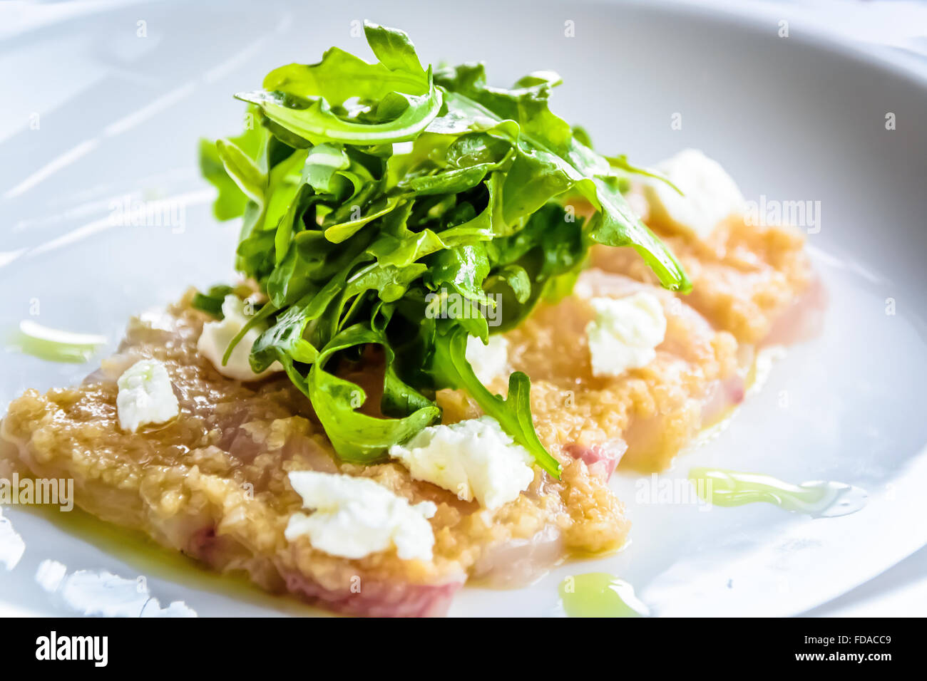 Sashimi di Kingfish, Zenzero, Eshallot di capra e il formaggio Feta Foto Stock