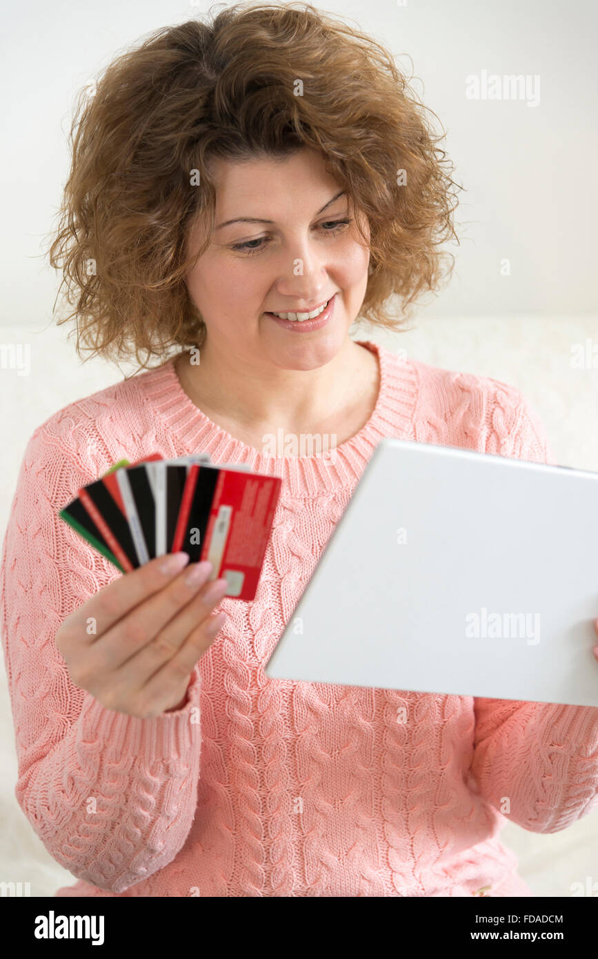 Donna con tablet pc computer e una carta di credito Foto Stock