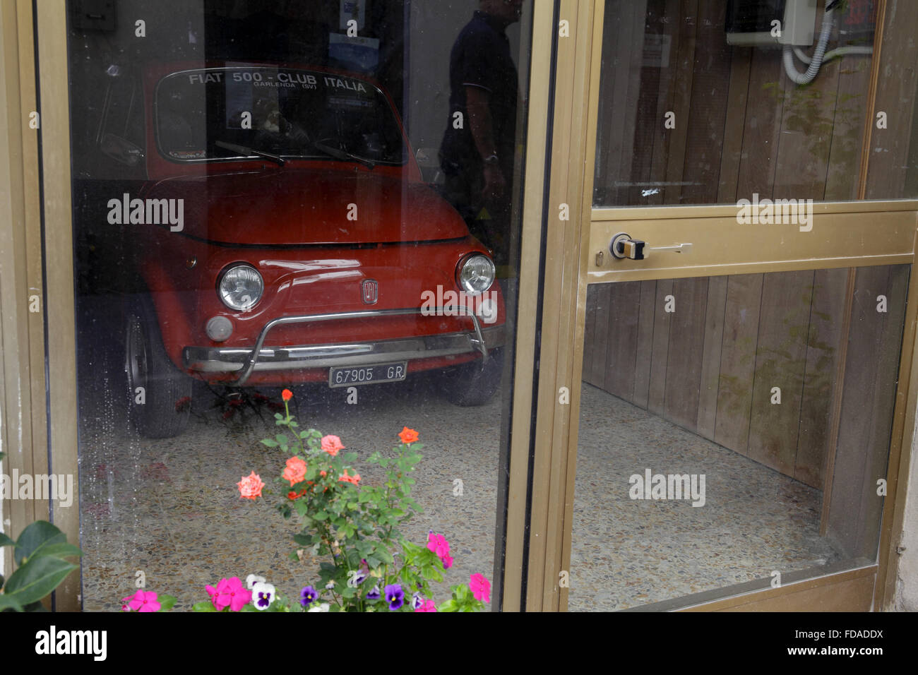 Scansano, Italia, Fiat 500 dietro la parte anteriore in vetro Foto Stock