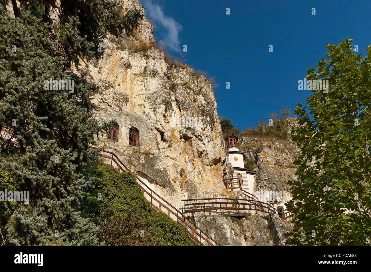 Il monastero di roccia 'St Dimitrii di Basarbovo', Bulgaria. Cupola della chiesa. Piccola chiesa rupestre.Si trova in una pittoresca vallata Foto Stock