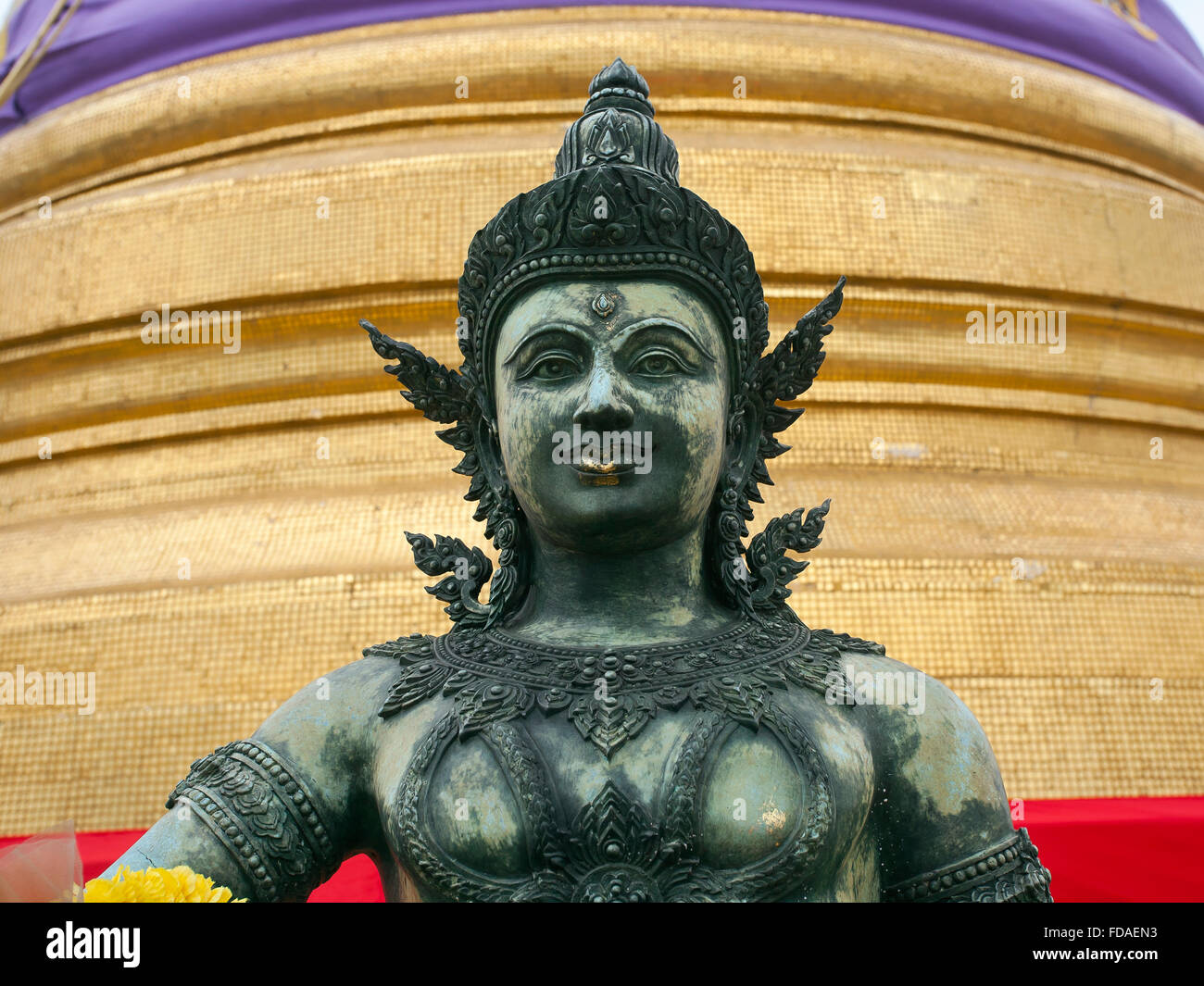Statua del Buddha al Wat Saket Ratcha Wora Maha Wihan, tempio del Golden Mount, Bangkok, Thailandia Foto Stock