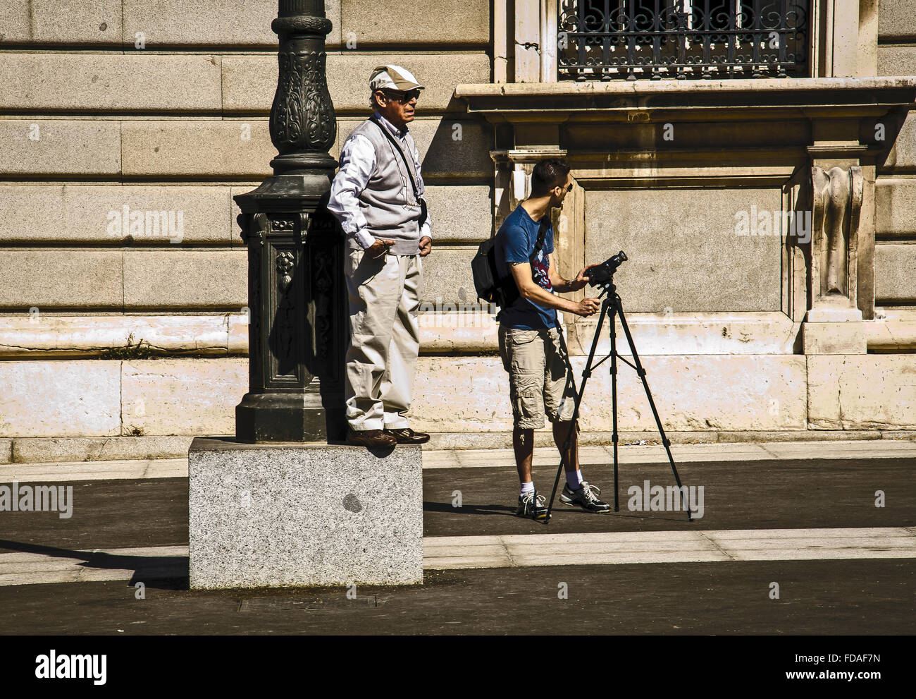 Un filmakers in Oriente square, città di Madrid, Spagna Foto Stock
