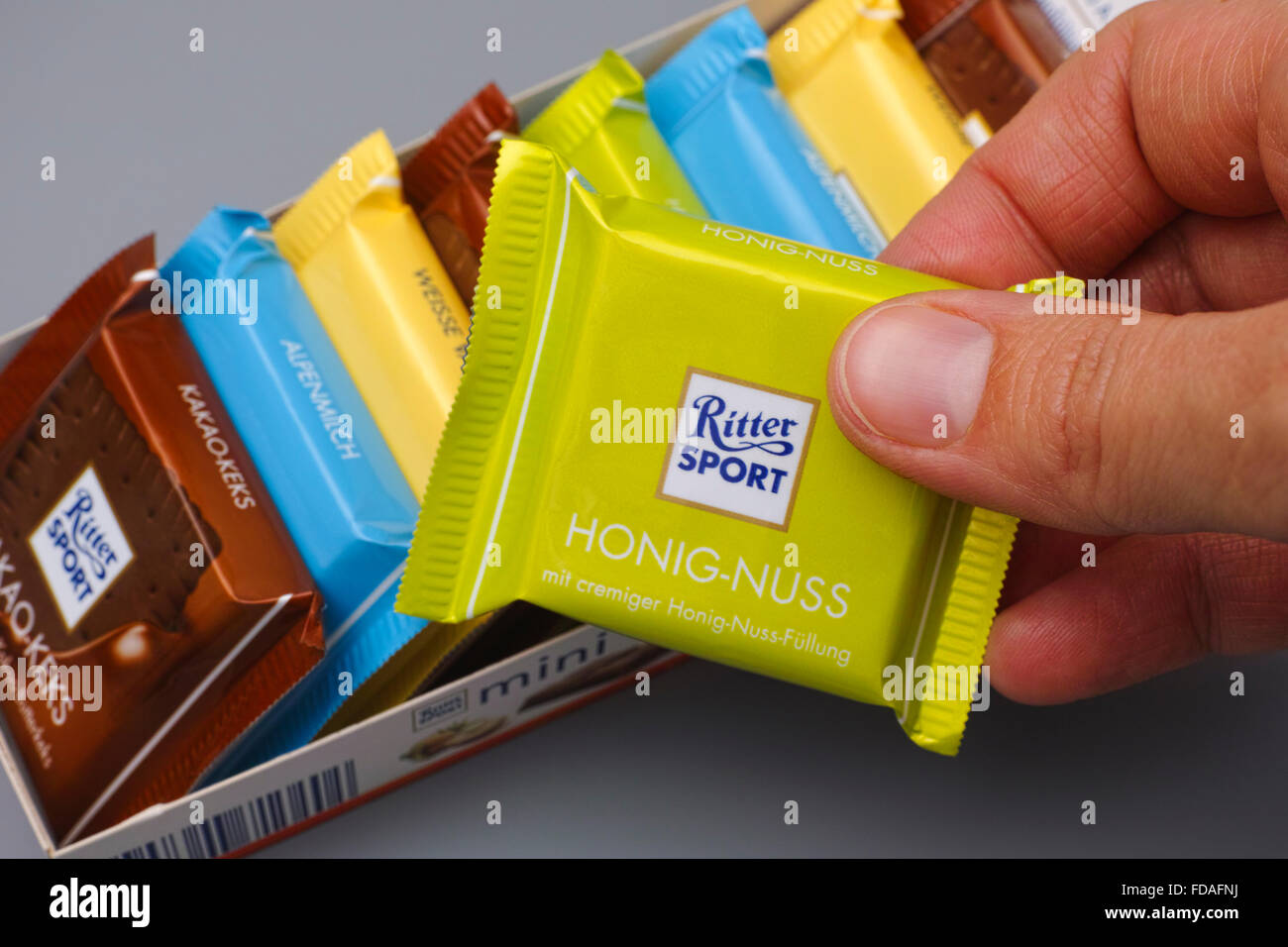 Tambov, Federazione Russa - 27 gennaio 2016 Ritter Sport mini cioccolato nella donna la mano. Studio shot. Foto Stock