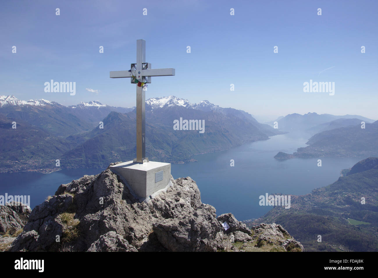 Croce sul Monte Grona, con il lago di Como e Bellagio e delle Grigne, Italia Foto Stock