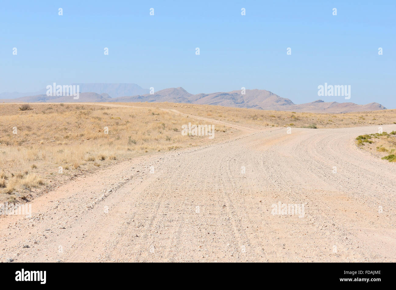 C14 road vicino al Canyon Kuiseb, Namibia con Gamsberg mountain a distanza Foto Stock