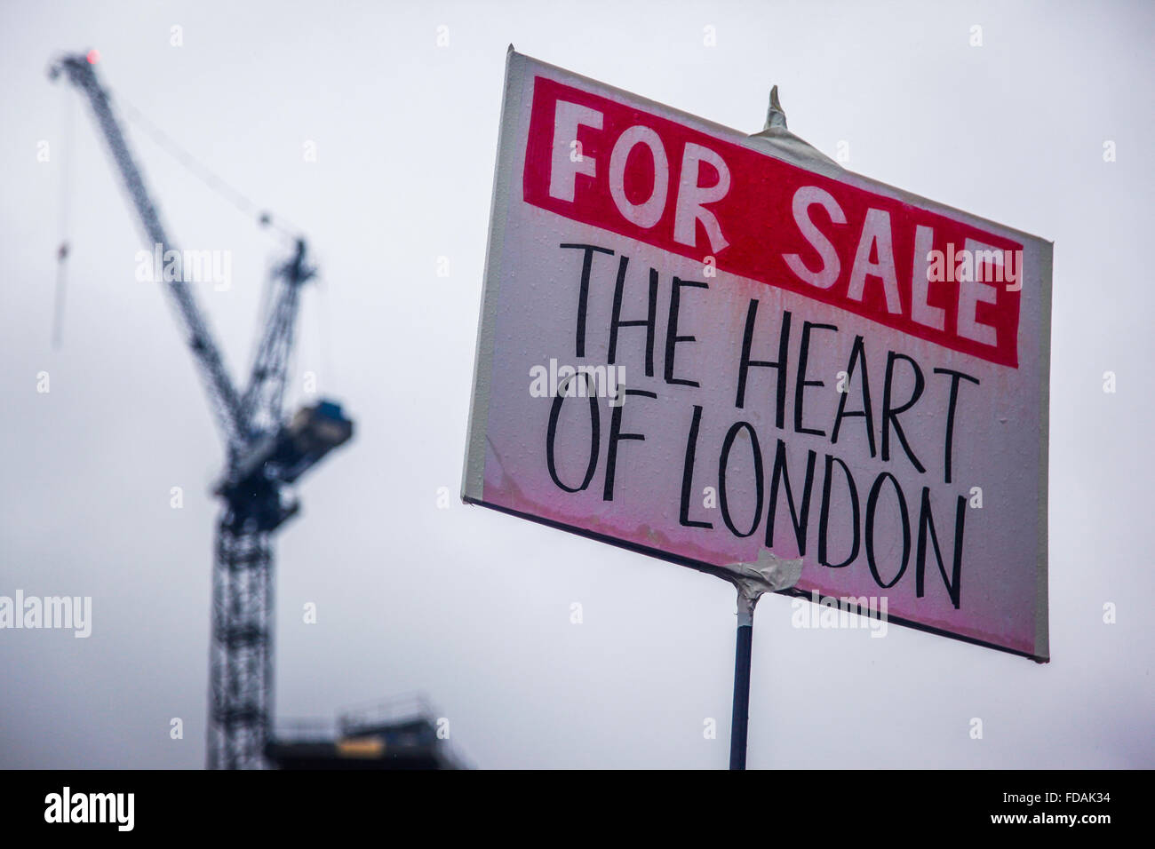 Targhetta in casa contro Londra gentrification a 'Marco per la casa " demo, London, Regno Unito Foto Stock