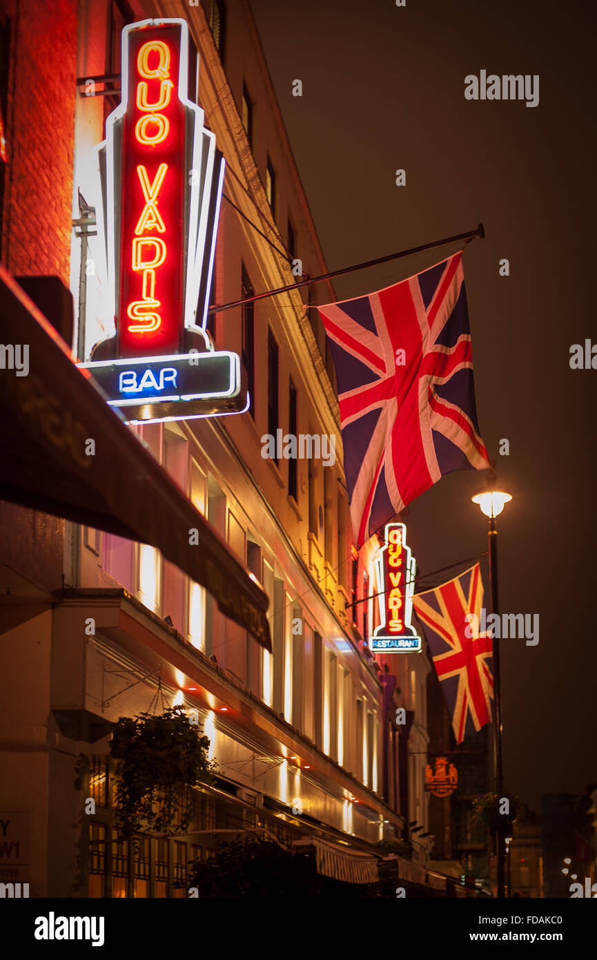 Luci al neon della storica Quo Vadis Club privato di Soho, Londra Foto Stock