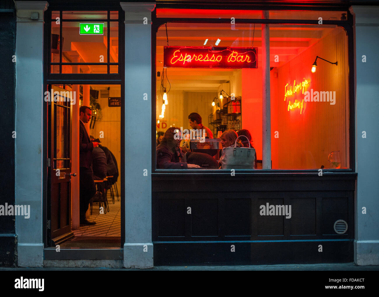 Belle insegne al neon di Soho smerigliare Espresso Bar, Londra Foto Stock