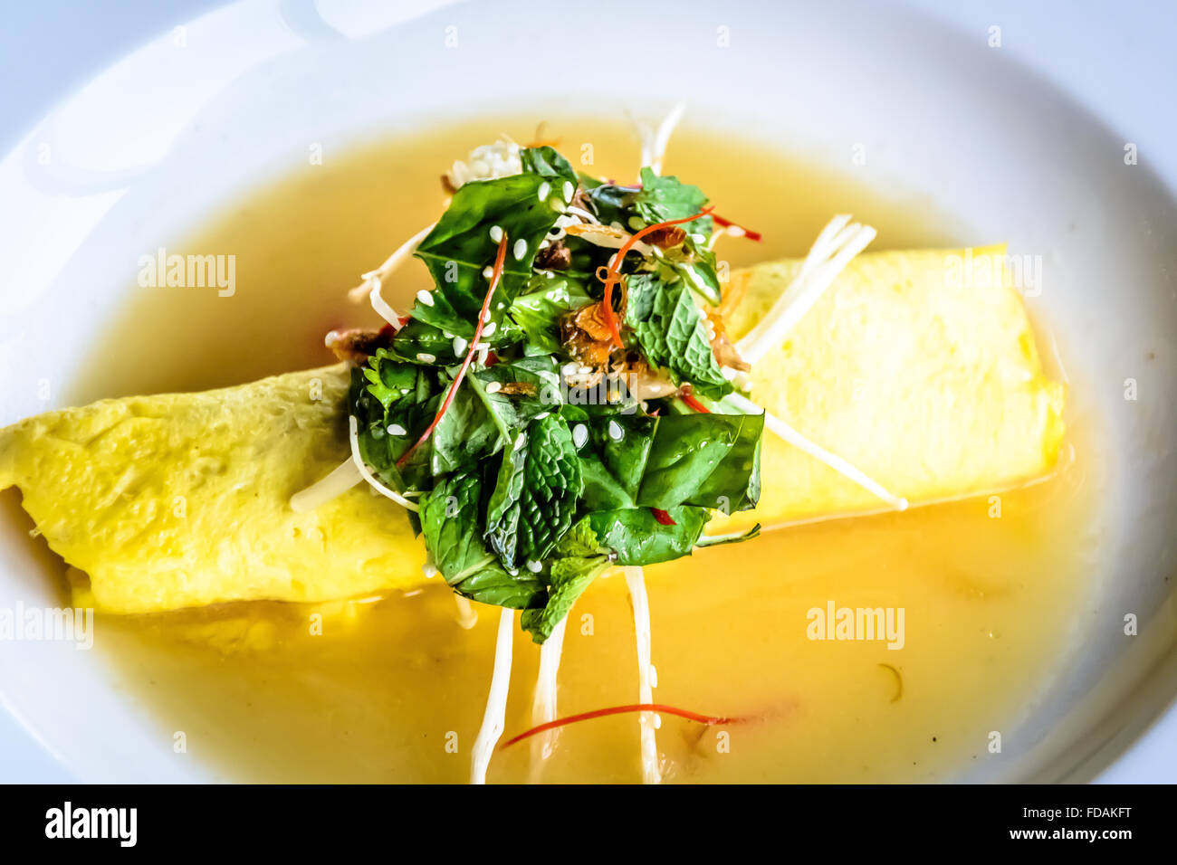 Sydney omelette di granchio, funghi Enoki e insalata di erbe, Miso Brodo di senape Foto Stock