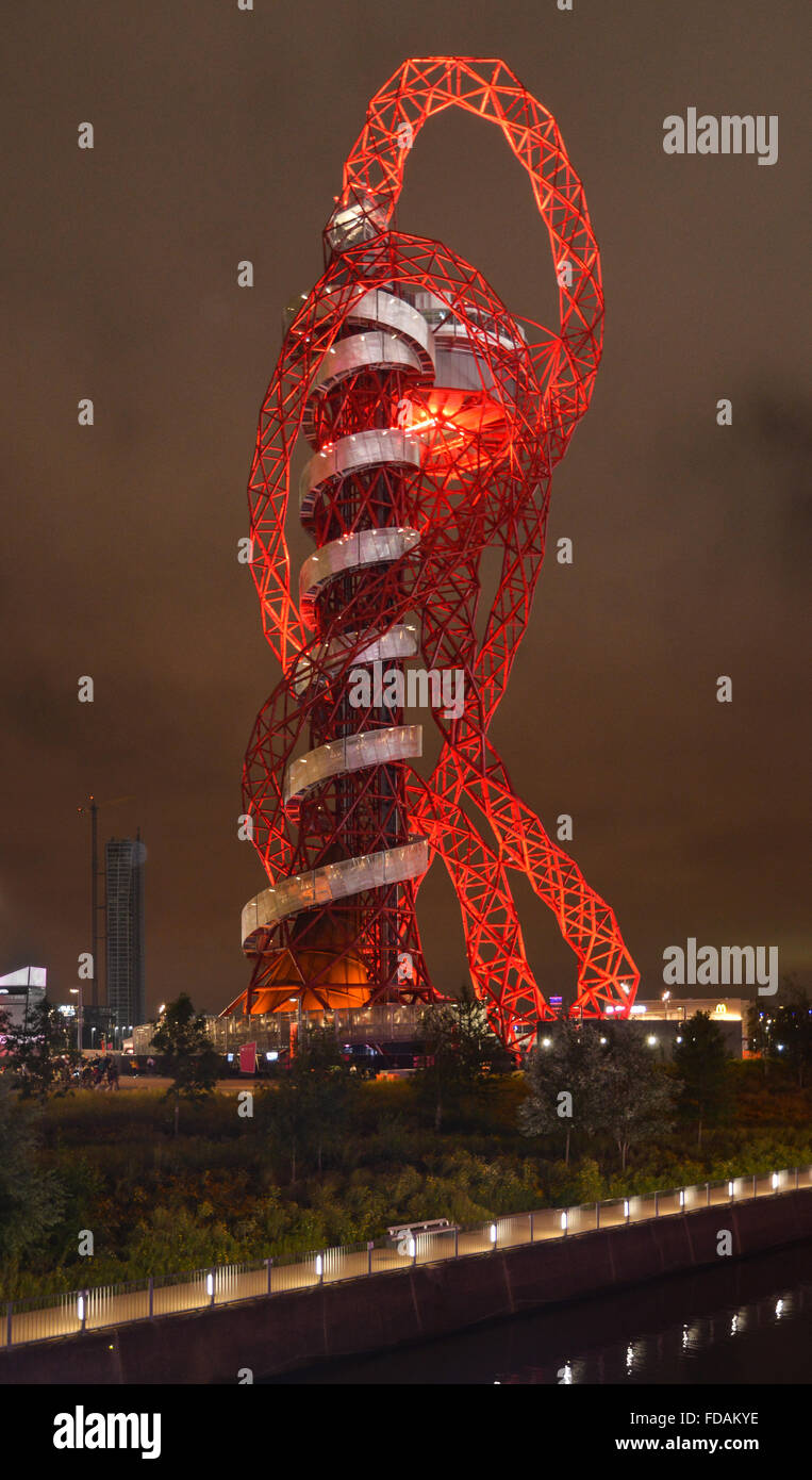 Illuminazione rossa luci della ArcelorMittal orbita di notte nel Parco Olimpico, Stratford London Foto Stock