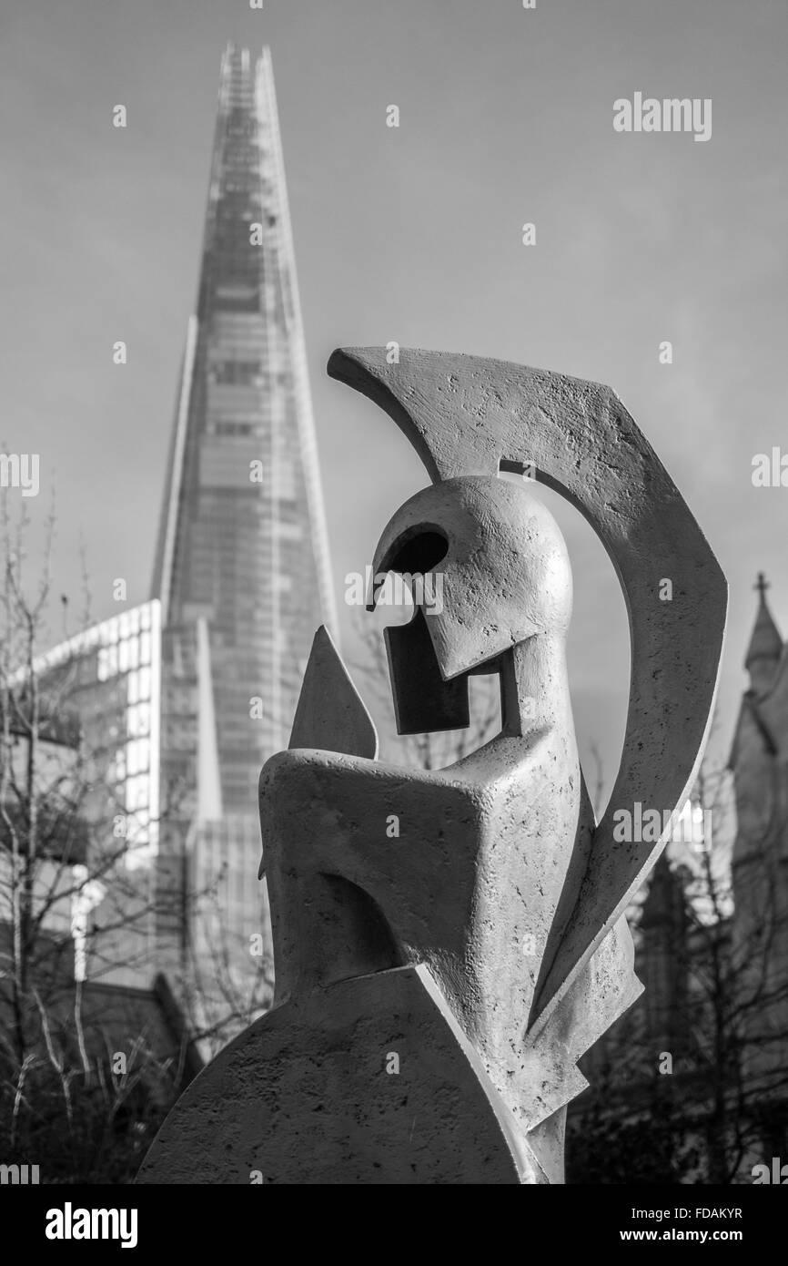 Il London Shard contrastante con un getto di calcestruzzo simbolica Statua di un soldato romano, Southwark Londra UK, in bianco e nero Foto Stock