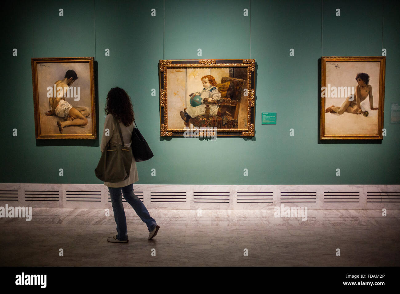 Visitatore la visione di un dipinto.La Collezione Joaquin Sorolla.Museo di Belle Arts.Valencia, Spagna. Foto Stock