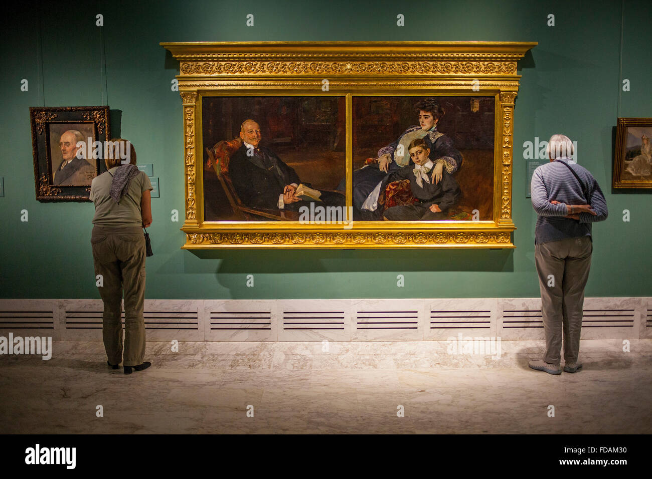 Ai visitatori la visione di un dipinto.La Collezione Joaquin Sorolla.Museo di Belle Arts.Valencia, Spagna. Foto Stock