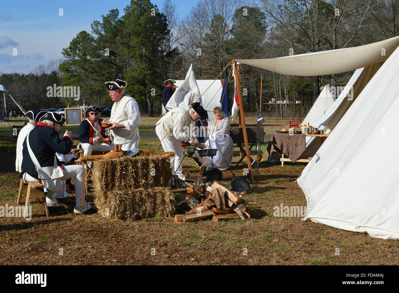 Una rievocazione storica della battaglia di Cowpens nella guerra rivoluzionaria americana presso il campo di battaglia Cowpens in Cowpens, Carolina del Sud. Foto Stock