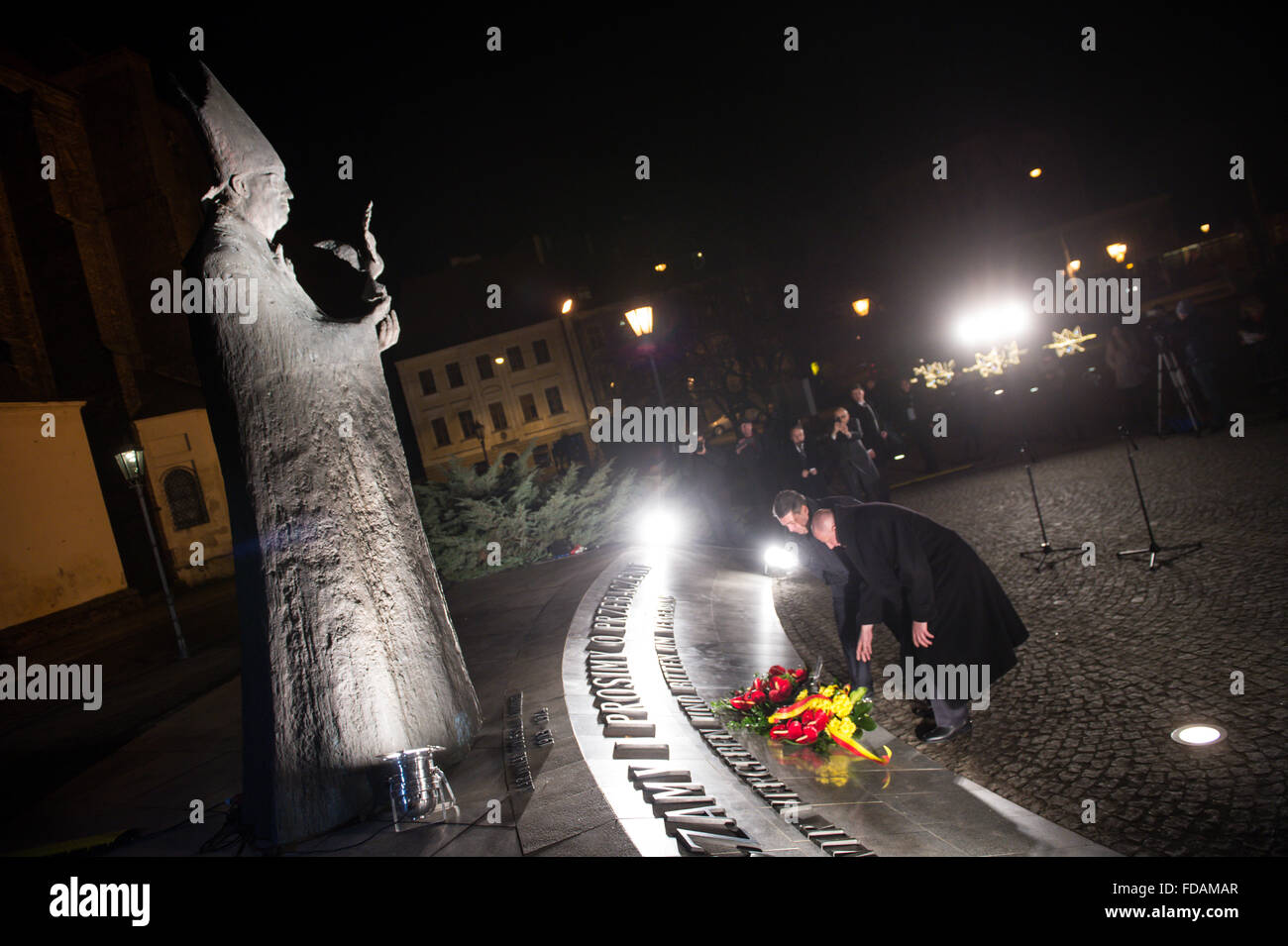 Wroclaw, Polonia. 29 gen, 2016. Economia tedesca il Ministro Sigmar GABRIEL (l, SPD) e il Sindaco di Wroclaw, Rafal Dutkiewicz, fiori di laici presso il monumento Kominek, che la lettera dei vescovi polacchi ai loro omologhi tedeschi da 18 Novembre 1965 sorge con l'autore della lettera, Cardinale Boleslao Kominek, a Wroclaw, Polonia, 29 gennaio 2016. Gabriele è in un giorno di viaggio in Polonia a visitare la città di Varsavia e Wroclaw. Foto: Bernd von Jutrczenka/dpa/Alamy Live News Foto Stock