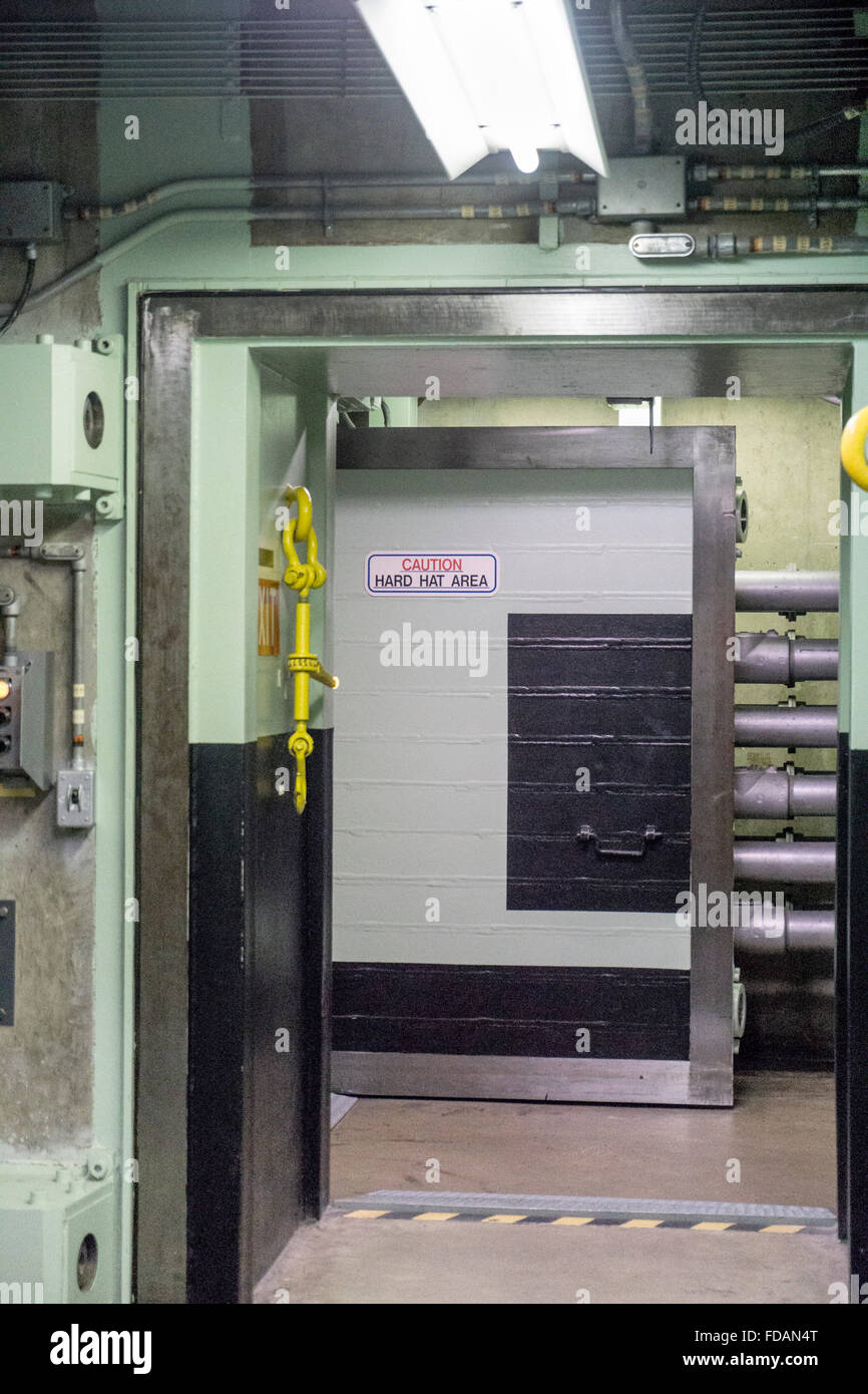 Porta di sicurezza in 4 piedi di spessore parete del lato esterno di due pareti interne si chiude il command center & missile silo dall arrivo di attacco a razzo Foto Stock