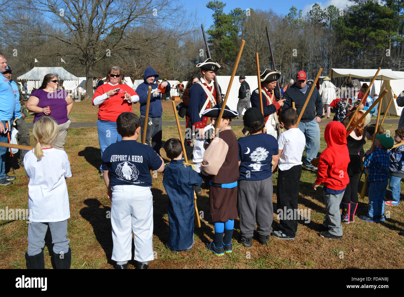 Una rievocazione storica della battaglia di Cowpens nella guerra rivoluzionaria americana presso il campo di battaglia Cowpens in Cowpens, Carolina del Sud. Foto Stock