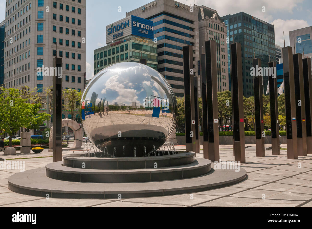 Sfera di riflessione per g20 Corea, tenutosi 2010, COEX Mall, Seoul, Corea del Sud Foto Stock