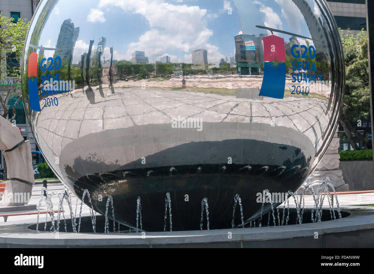 Sfera di riflessione per g20 Corea, tenutosi 2010, COEX Mall, Seoul, Corea del Sud Foto Stock