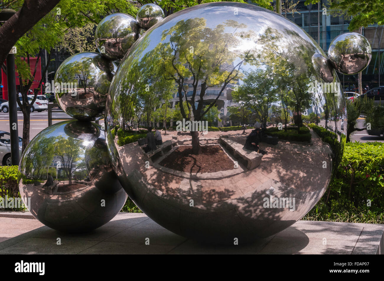 Arte moderna, relection sfere, al di fuori del COEX Mall, Samseong-dong, Gangnam-gu, Seoul, Corea del Sud Foto Stock