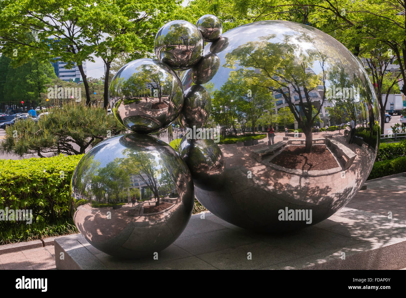Arte moderna, relection sfere, al di fuori del COEX Mall, Samseong-dong, Gangnam-gu, Seoul, Corea del Sud Foto Stock
