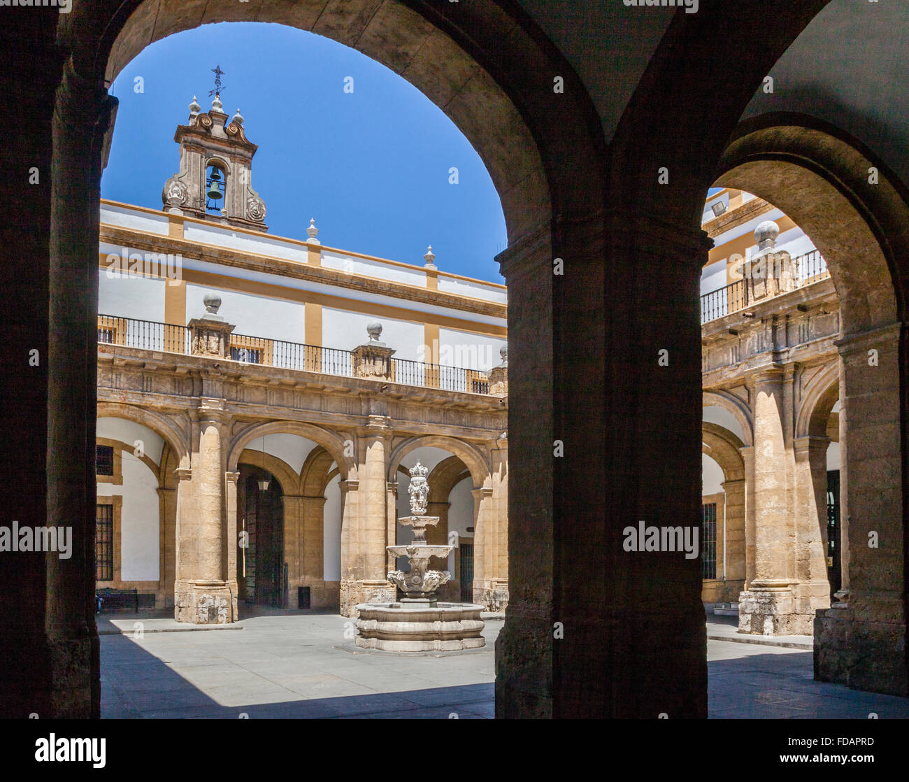 Spagna, Andalusia, provincia di Siviglia, Siviglia, cortile principale presso l'edificio rettorato dell'Università di Siviglia Foto Stock