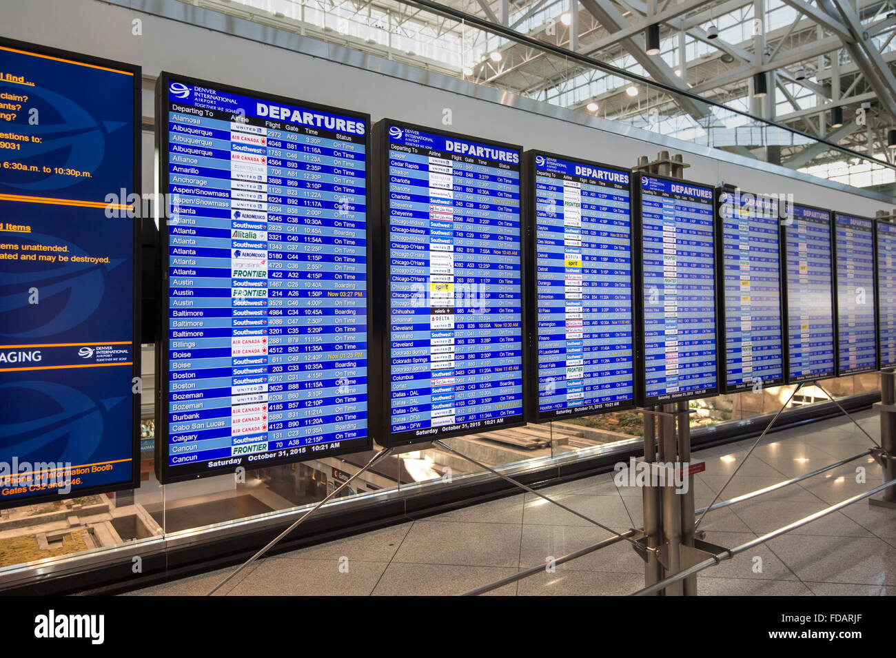 Airport Arrivi e partenze Board Foto Stock