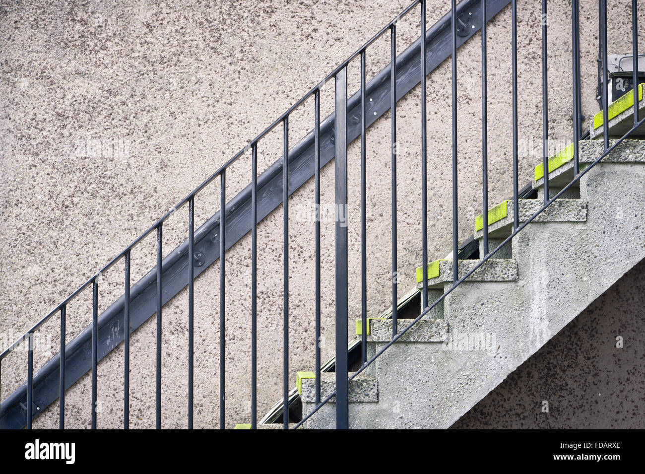 Parte di una scalinata in pietra contro un muro di pietra Foto Stock