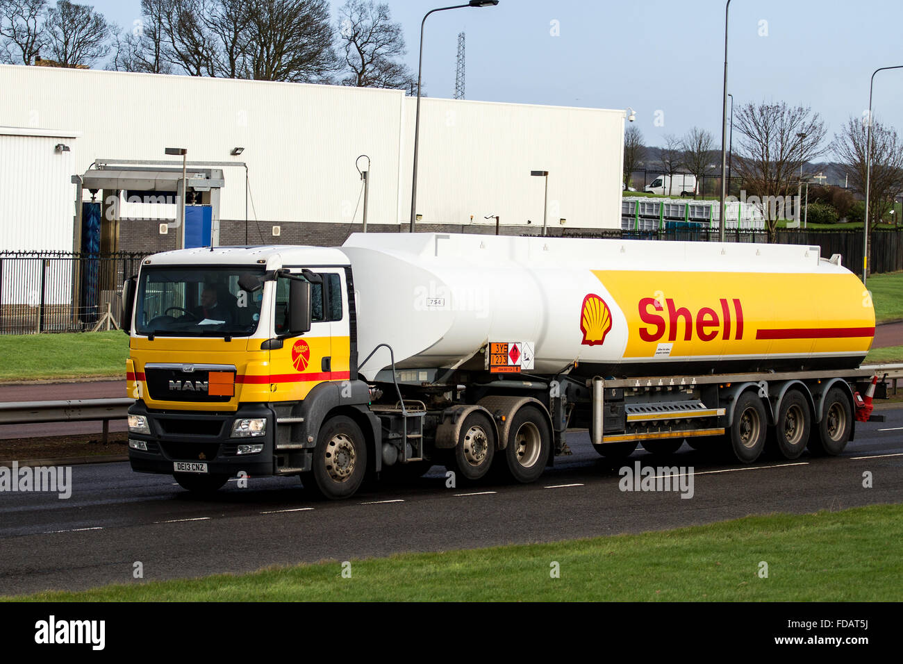 Un mantello articolato del carburante camion cisterna che viaggia lungo il Kingsway West a doppia carreggiata a Dundee, Regno Unito Foto Stock