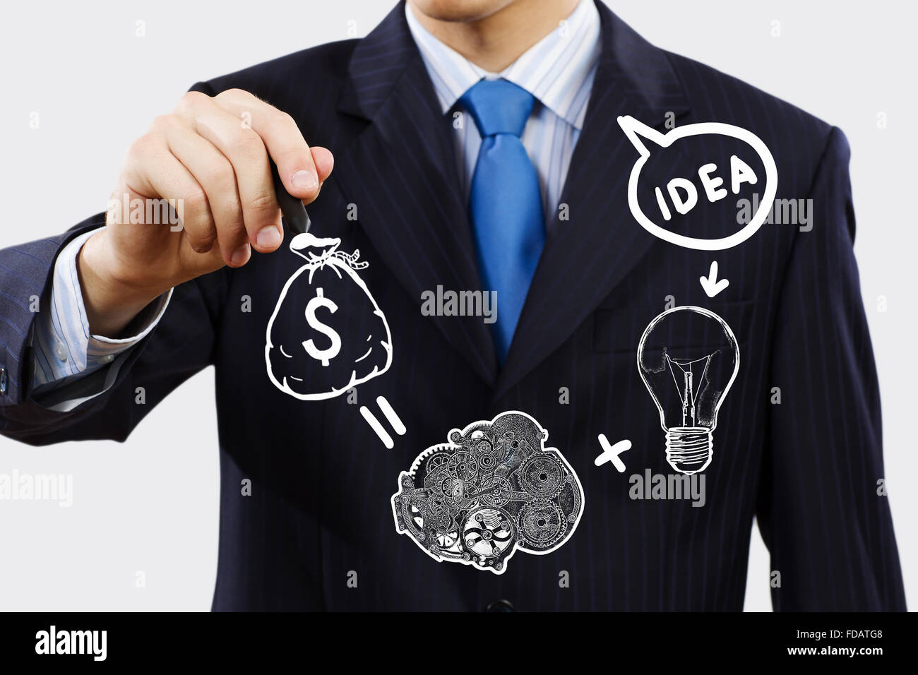 Close up di imprenditore disegno per far soldi formula Foto Stock