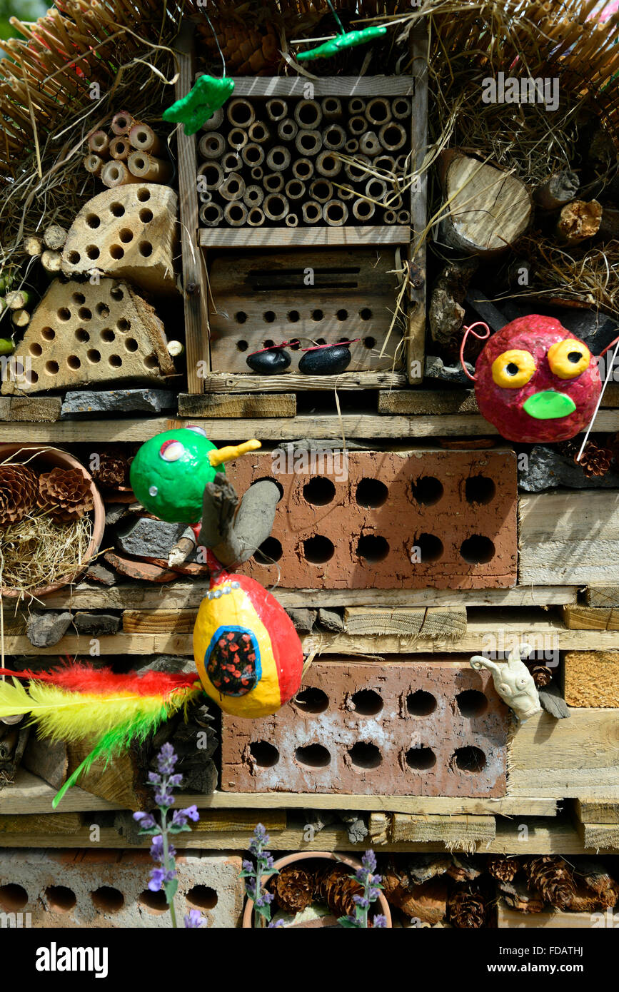 Bee insetto hotel motel wildlife friendly giardinaggio bambini Bambini attività comportano il coinvolgimento floreale RM Foto Stock