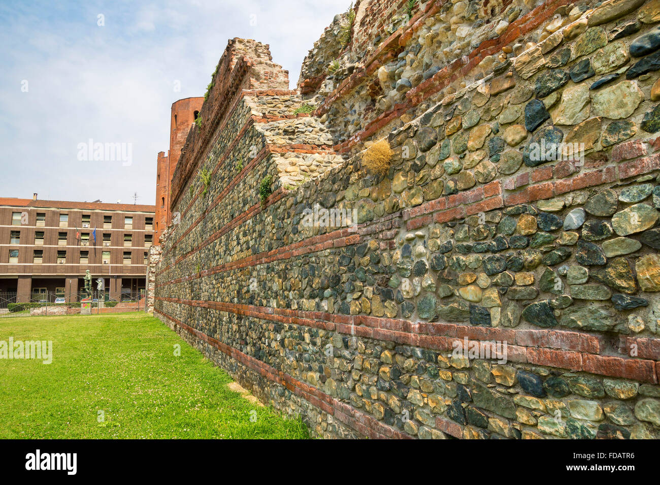 Antiche porte della città romana di torino immagini e fotografie stock ad  alta risoluzione - Alamy