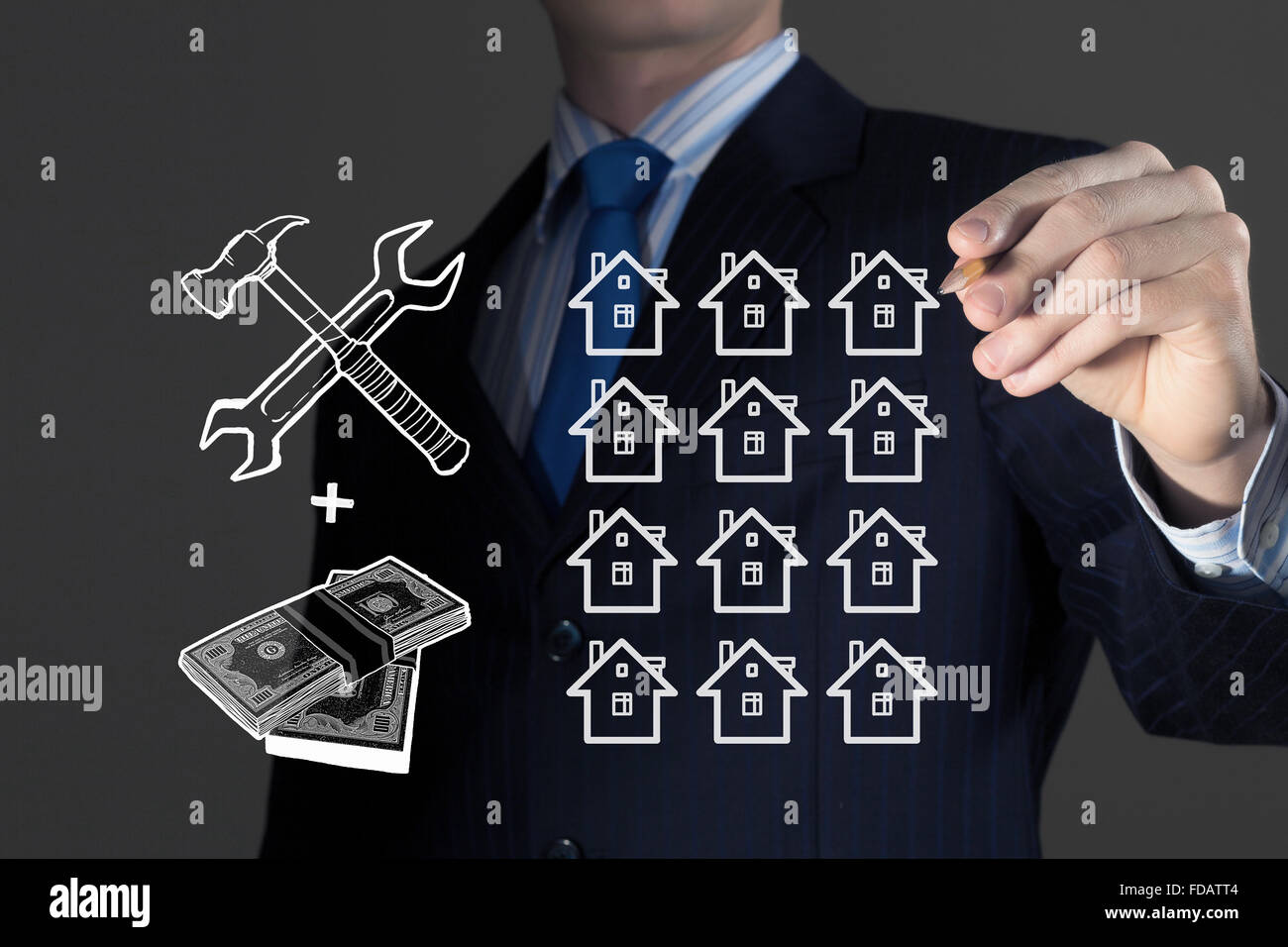 Close up di imprenditore disegno per far soldi formula Foto Stock