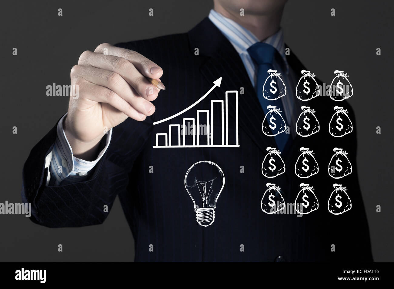 Close up di imprenditore disegno per far soldi formula Foto Stock