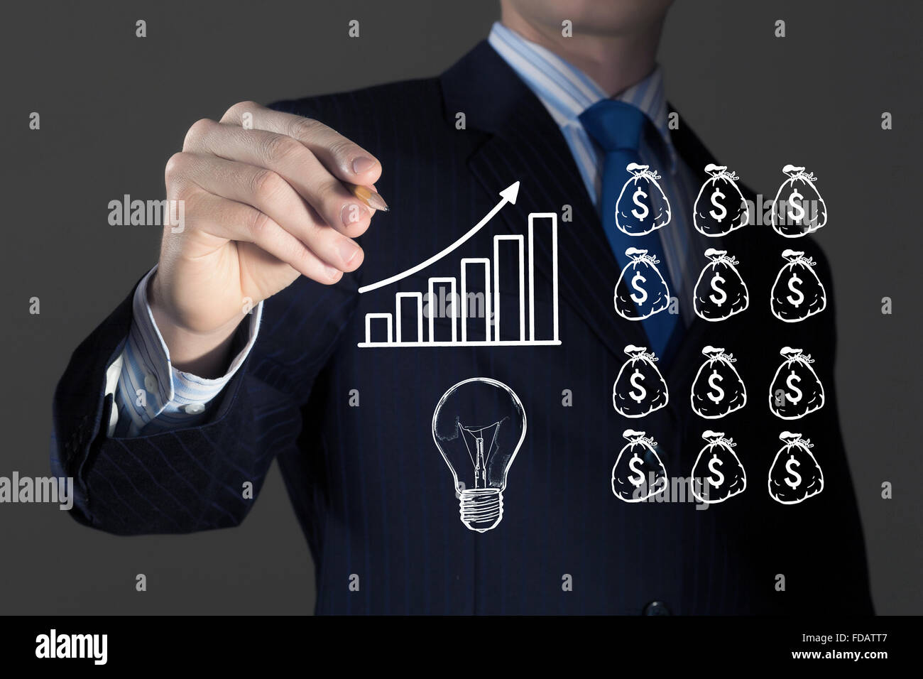 Close up di imprenditore disegno per far soldi formula Foto Stock