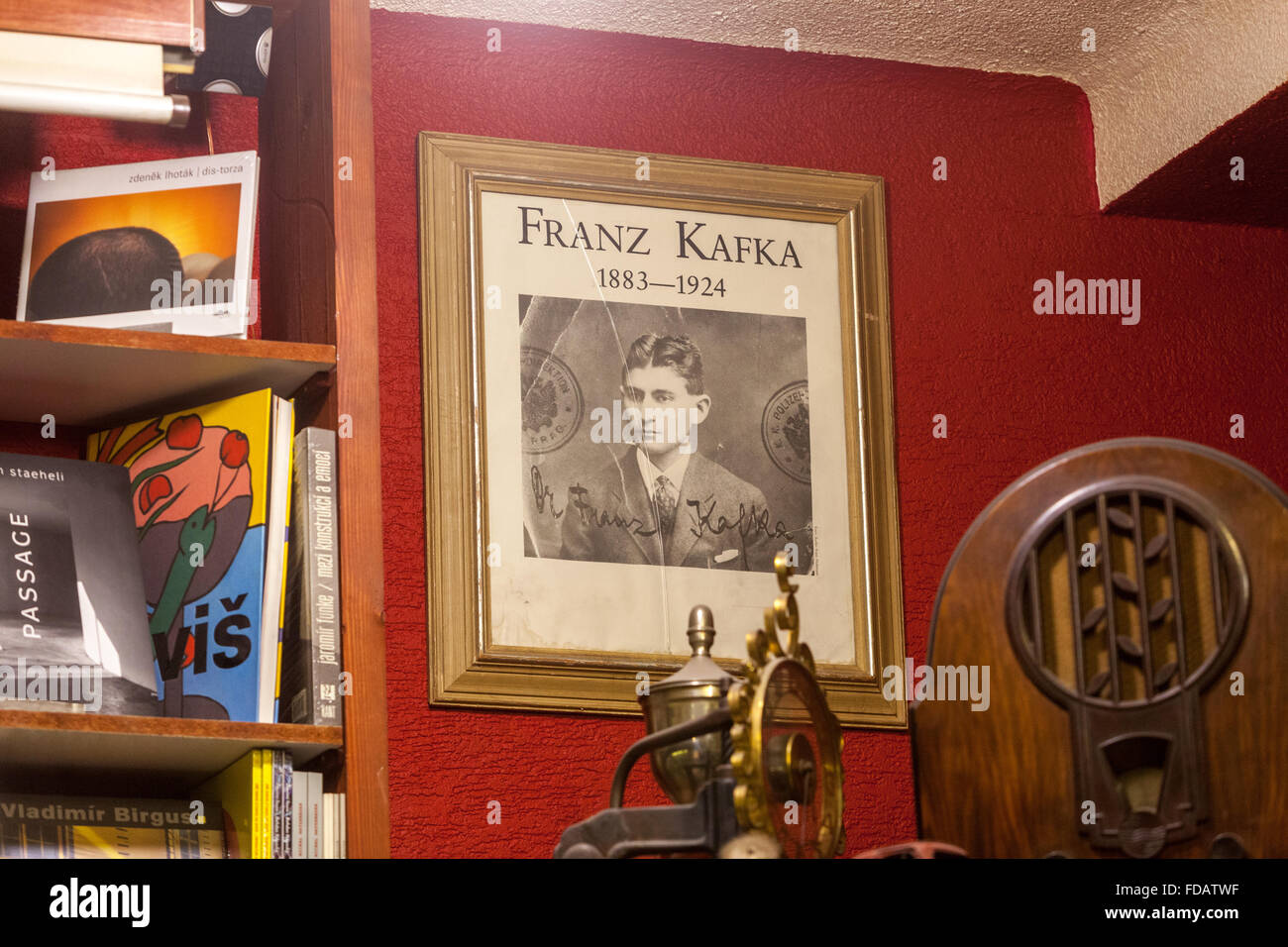 Libreria Praga Franz Kafka Un ritratto incorniciato sulla parete nella libreria e bar Gregor Samsa, Lucerna Passage store ritratto di Franz Kafka Foto Stock