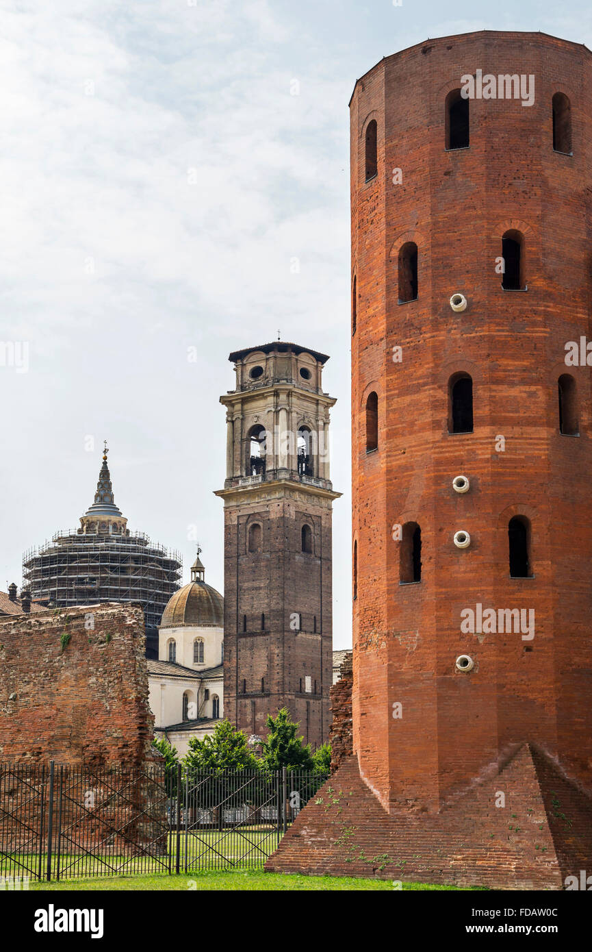 Antica Torre Palatina e il Duomo di Torino - campanile e la Cappella della Sacra Sindone. Foto Stock