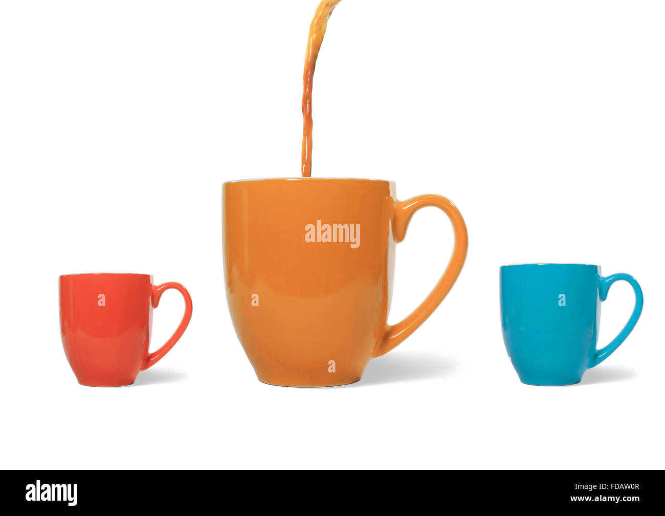 Studio shot di caffè versando in uno dei tre tazze Foto Stock