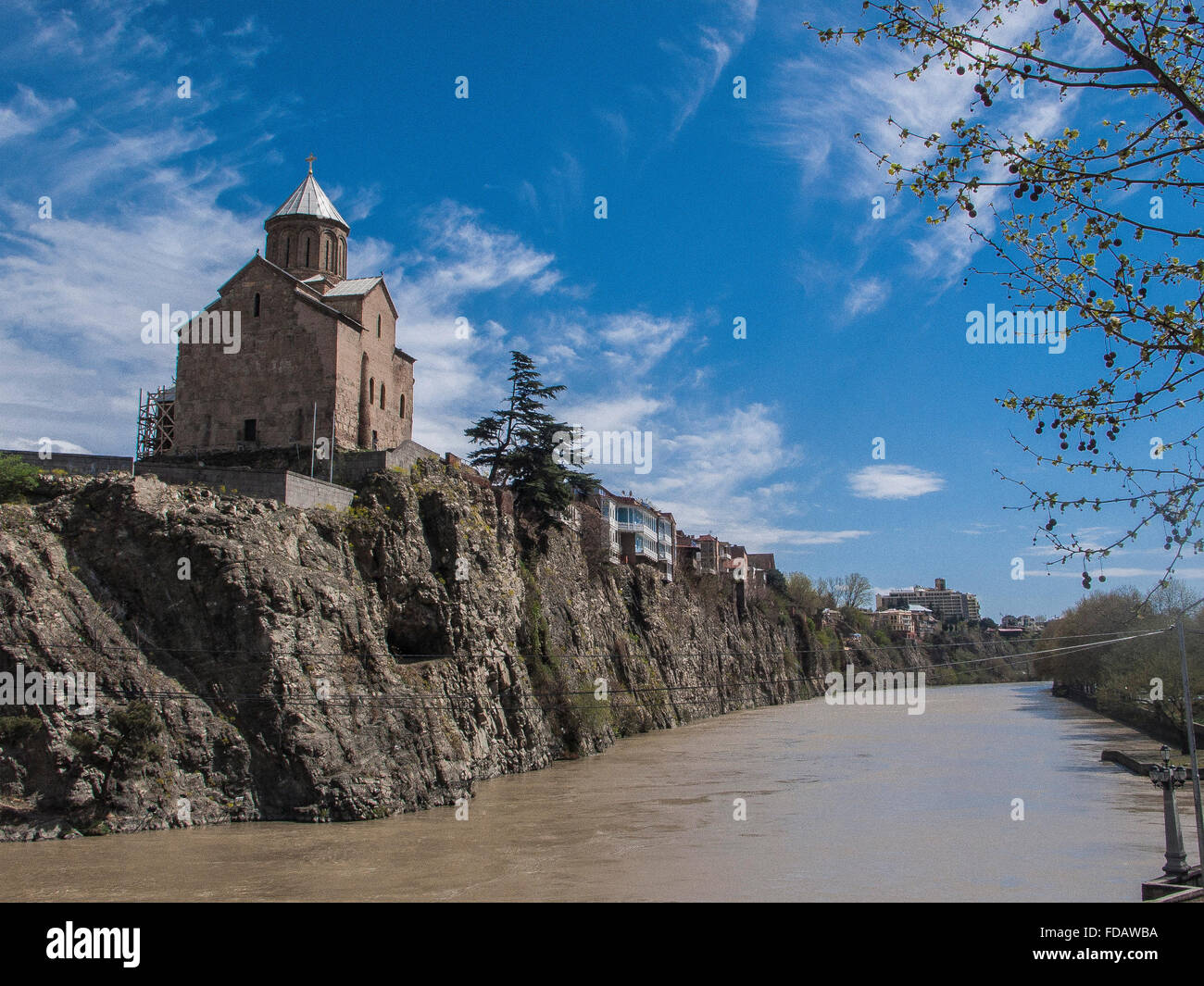 Vista del Kura o fiume Mtvari e Chiesa di Metekhi dal ponte di Metekhi, Tbilisi, Georgia. Foto Stock