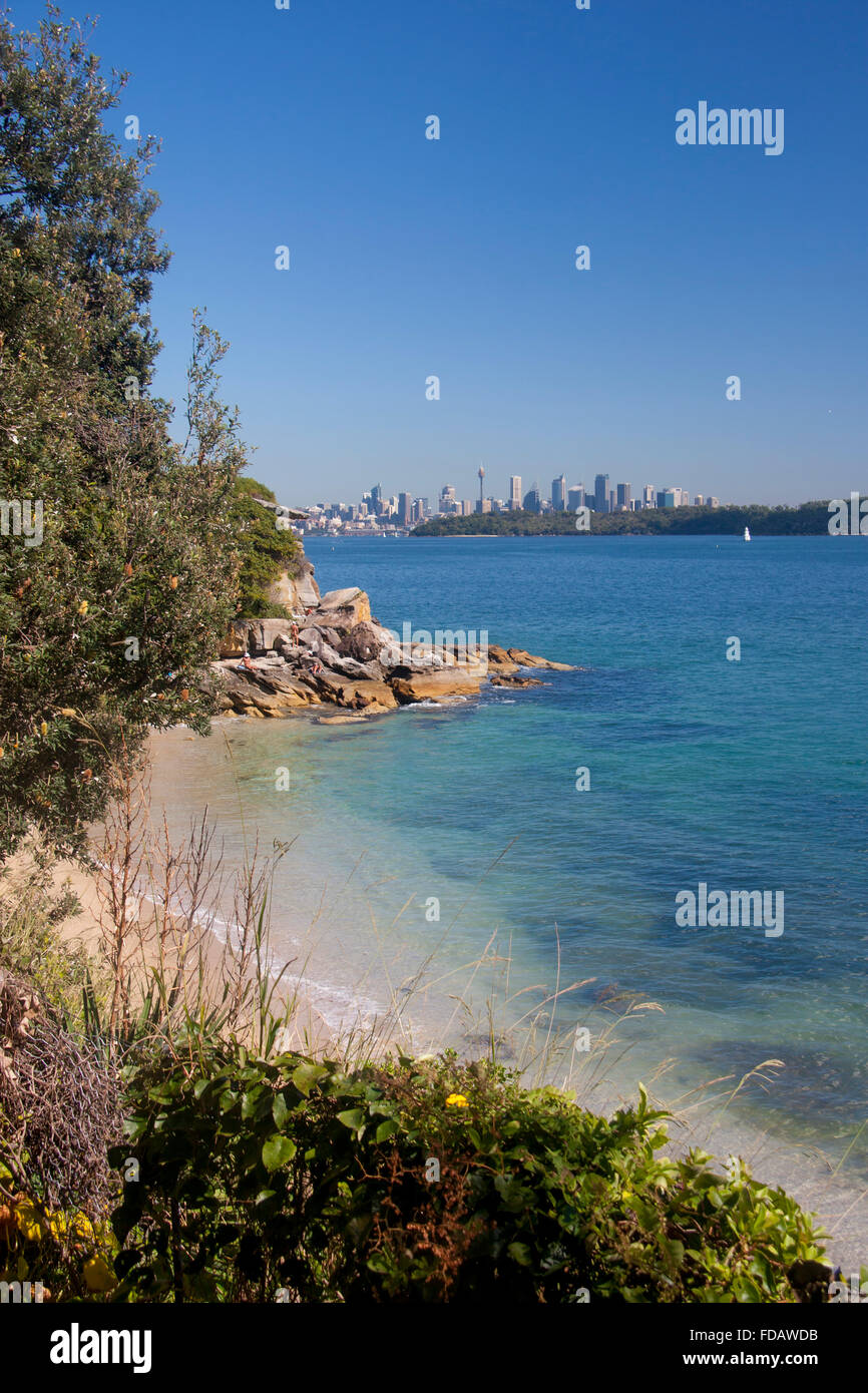Lady Bay Beach spiaggia nudista sul Porto di Sydney con city CBD skyline di distanza Sydney New South Wales NSW Australia Foto Stock